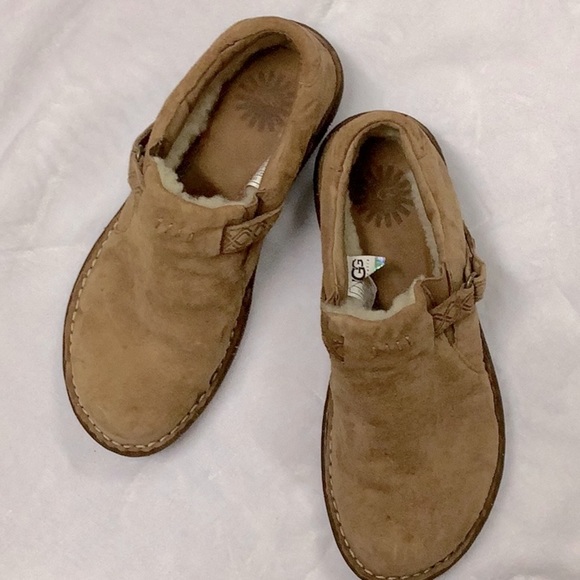 UGG. SIZE 7 - Picture 3 of 4